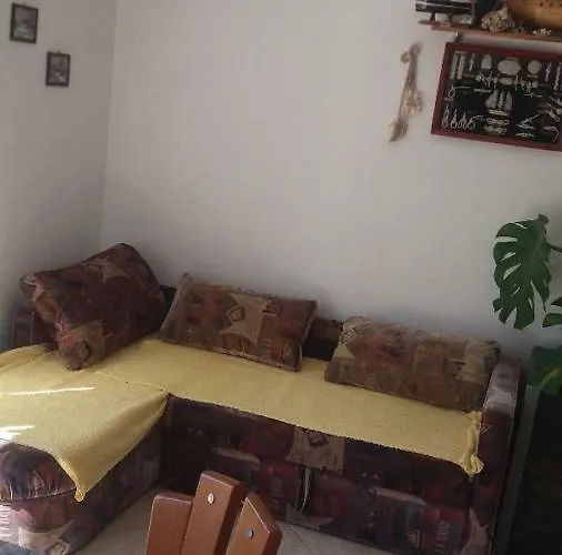 Nives Стариград